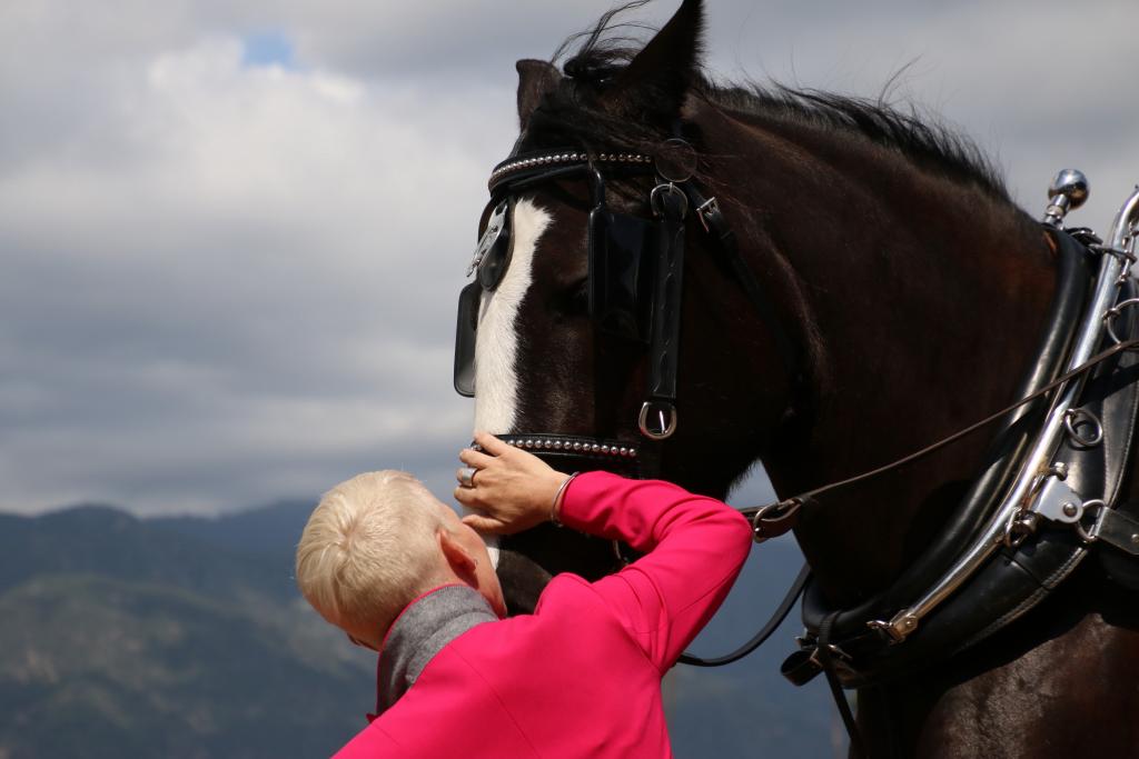 Zoe Cadman giving some love. (Julie June Stewart photo)